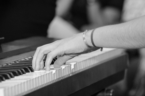 Position des mains au piano | Cours de Musique à Paris - www.musique-paris.fr